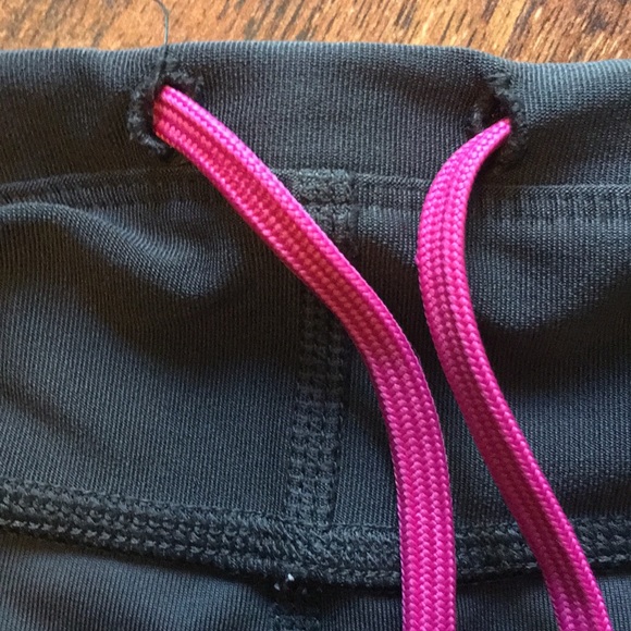 Lucy Tech Capri Leggings - Picture 7 of 8